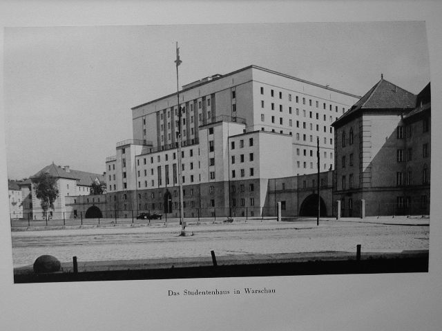 Das Studentenhaus in Warschau (54234 bytes)